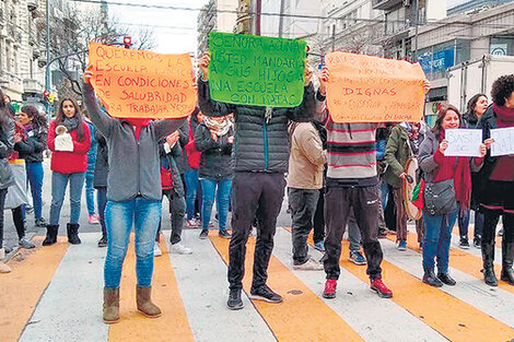 Los carteles expresaron las denuncias que viene realizando la comunidad educativa.