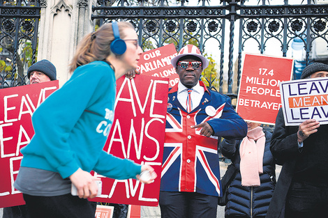 simpatizantes del Brexit duro protestan contra el Brexit negociado en Londres.