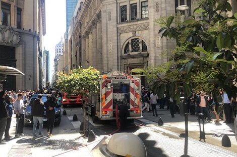 Controlaron el incendio en la sede central del Banco Nación 