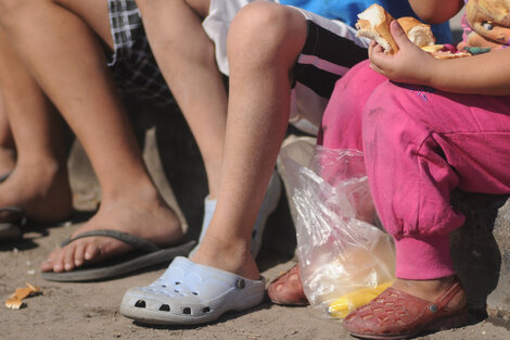 "La dieta de los comedores, como la de los hogares, no contiene proteínas", dijo Menéndez, de Barrios de Pie.