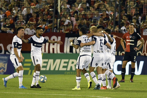 De la mano de Maradona, Gimnasia La Plata goleó a Newell's