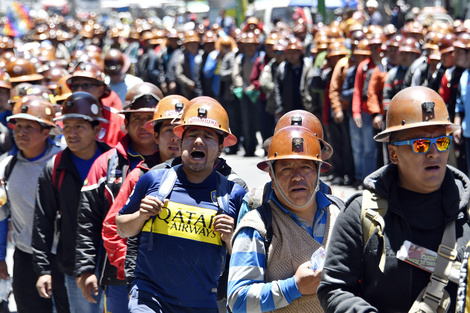 Trabajadores mineros marcharon en apoyo al gobierno de Evo Morales. 