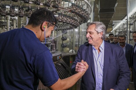 Fernández saluda a uno de los trabajadores de la textil que recorrió este miércoles. 