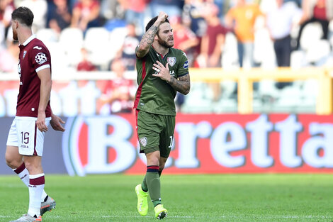 Nández festeja su tanto frente a Torino en el empate 1-1 de Cagliari.