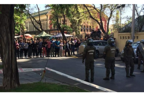 Docentes chilenos protegen a los estudiantes de los Carabineros