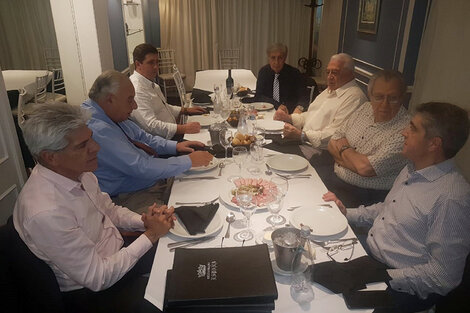 Traferri, Reviglio, Gutiérrez, entre otros, en una cena en Santa Fe.