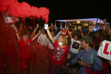 El grito "Lula Libre!" se escuchó de boca de los militantes concentrados frente al Palacio de Justicia.