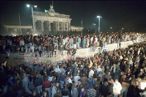 Miles de alemanes en el Muro, frente a la Puerta de Brandeburgo, la noche del 9 de noviembre de 1989.