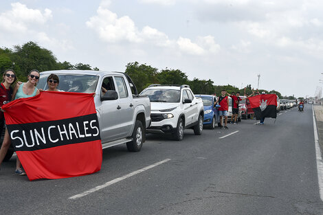 Los hinchas de Colón montaron una verdadera fiesta en el camino de SAanta Fe a Asunción.