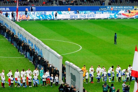 Recrearon la caída del muro antes del Hertha-Leipzig