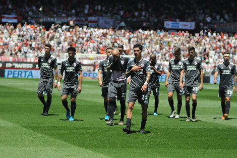 Los jugadores de River se retiran con preocupación.