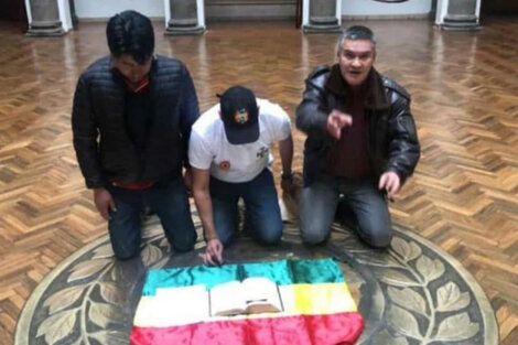 Camacho colocó su escrito sobre una biblia y la bandera boliviana arrodillándose en el piso, en la Casa de Gobierno.