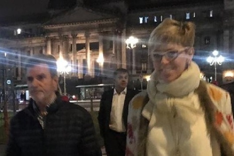 Vaca Narvaja junto a la senadora García Larraburu, frente al Congreso. 