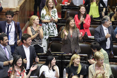 La alegría de Axel Kicillof, Anabel Fernández Sagasti, Fernanda Vallejos y Gabriela Cerruti cuando José Luis Gioja leyó el porcentaje que consagró la fórmula ganadora.