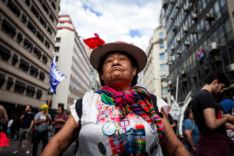 Vecina de la villa 31 en la movilización del lunes pasado contra el golpe de Estado en Bolivia. (Fuente: emergentes)