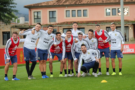 Los jugadores posan en el predio de Mallorca.