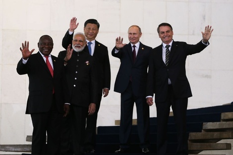 Los líderes del Brics saludan después de sacarse la foto oficial de la cumbre.