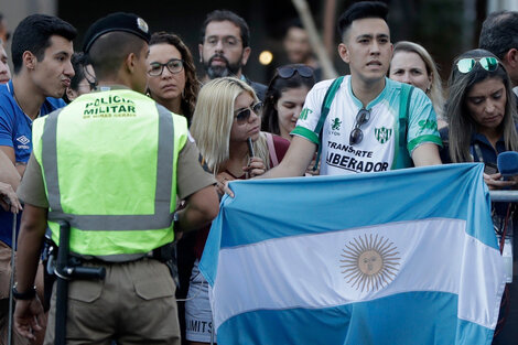 Un hincha de Desamparados de San Juan espera a los jugadores en Belo Horizonte.