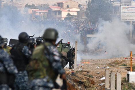 Represión policial en Huaillani, Cochabamba, contra cocaleros simpatizantes de Morales.