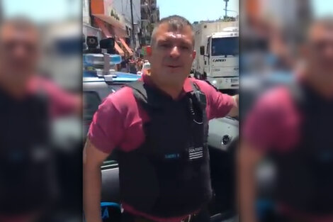 El policía en el momento de la agresión al vecino tras la detención del vendedor ambulante en Flores.
