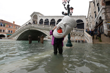 La inundación baja en Venecia pero amenaza a Florencia