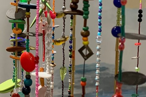 Detalle de una de las obras realizadas con enhebrados. Abajo, tríptico, de D. Aisenberg.