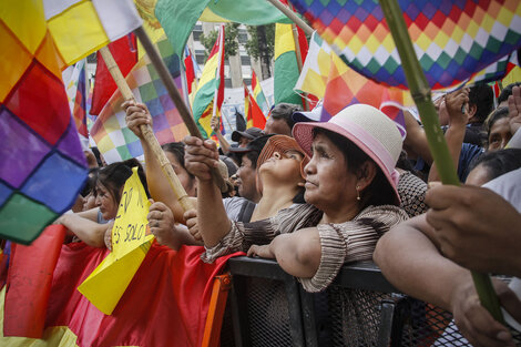 Multitudinaria marcha a Plaza de Mayo contra el golpe en Bolivia