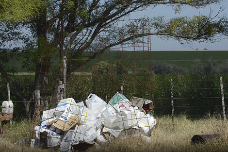 Los bidones de agroquímicos son dispuestos peligrosamente y sin trazabilidad en los campos.