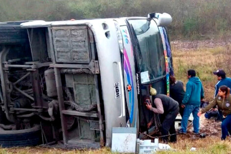 El micro volcó en la ruta 157, a la altura de la localidad de La Madrid, en Tucumán