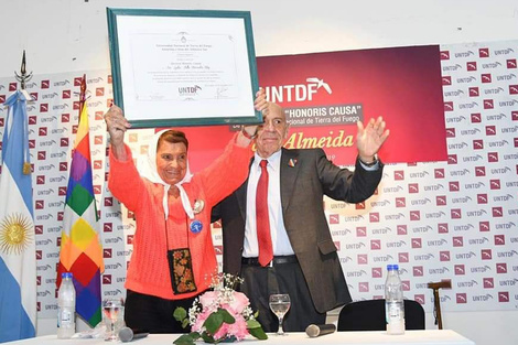 Taty Almeida recibió otro honoris causa