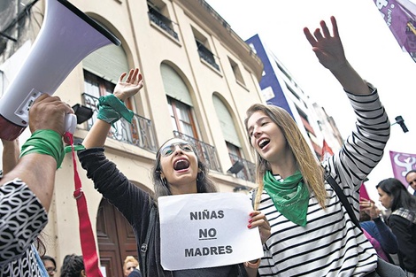 Las protestas en Tucumán por el caso de Lucía, la nena de 11 años a quien sometieron a una cesárea no deseada.