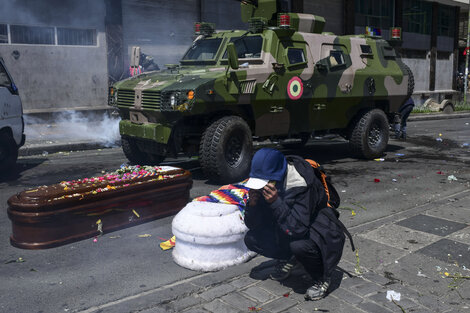 En La Paz, los militaresreprimen hasta a los muertos