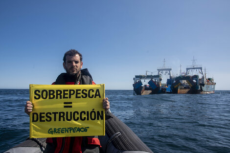 Los ambientalistas visitaron uno de los doce barcos de la misma compañía china que estaban en la zona.