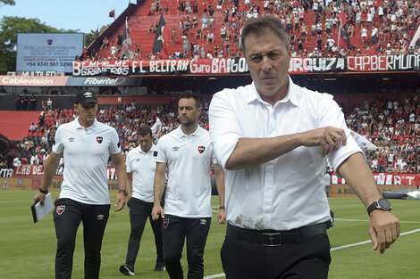 El técnico de Newell's hace algunos cambios tácticos y otros por obligación, pero no resigna el ataque-  (Fuente: Sebastián Granata)