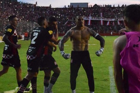 El día del arquero goleador: de arco a arco y de cabeza