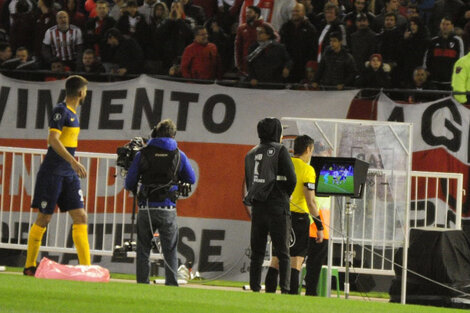 En la semi de ida, el árbitro acudió al VAR para cobrar penal para River.