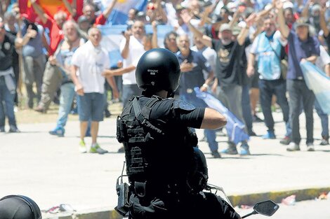 Frente al Congreso, mientras en el recinto el macrismo impulsaba la reforma jubilatoria, la Policía reprimía a los manifestantes.