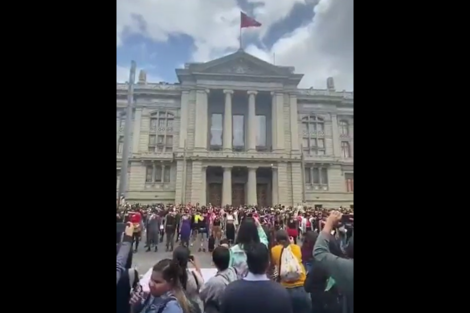 Chile: una peformance para denunciar la violencia de Carabineros contra las mujeres
