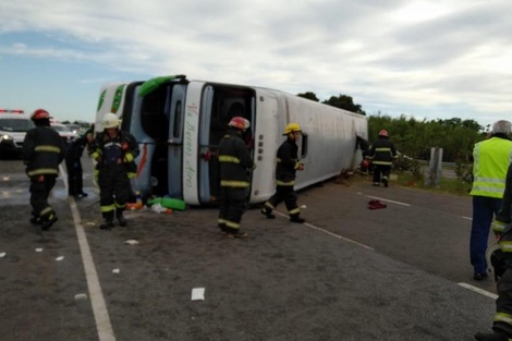 Vuelco en la ruta 2: hay cuatro chicos en estado grave