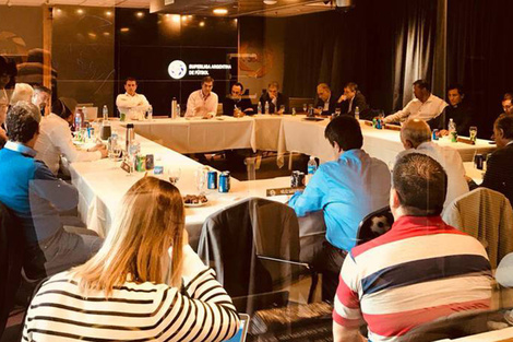 Reunión de representantes de los clubes en la SAF.
