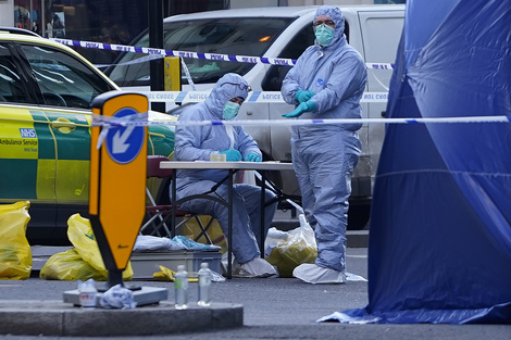 Expertosw forenses trabajan en la escenda del crimen después del atentado en el puente de Londres.