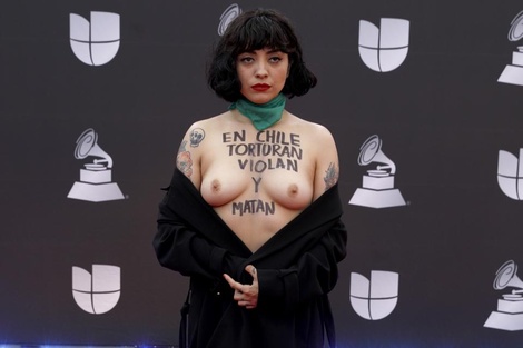 Denunciaron a Mon Laferte por hablar de la represión chilena 