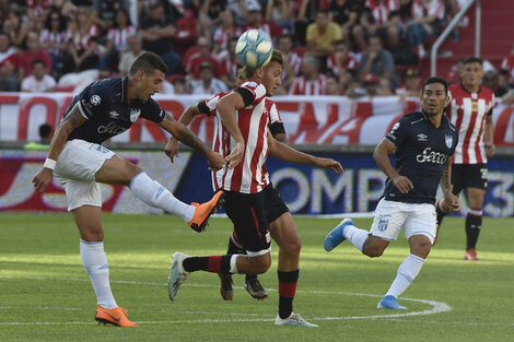 Estudiantes estrenó su estadio con un empate ante Atlético Tucumán