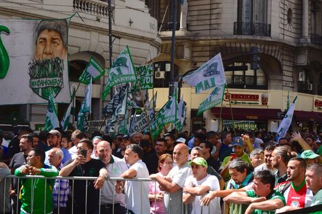 Camioneros se moviliza por el bono de fin de año