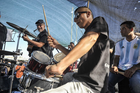 León Gieco tocando junto a la banda Rimas de Alto Calibre. 