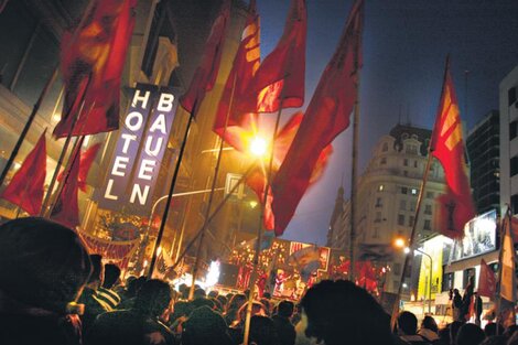 Ocupar, resistir y producir. La autogestión del Bauen fue siempre solidaria y recibió así el apoyo ante cada amenaza, incluso con festivales cortando la esquina de Callao y Corrientes. 