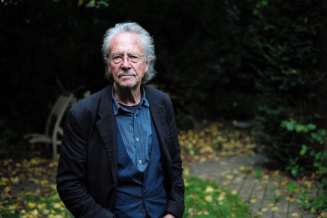 Renunciaron dos académicos por el Nobel a Peter Handke