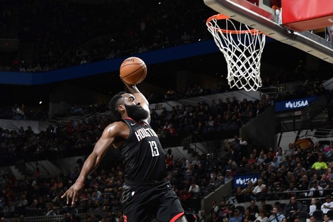 Una volcada increíble de Harden provoca un escándalo en la NBA