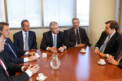 Alberto Fernández junto a su canciller, Felipe Solá y su futuro embajador en Brasil, Daniel Scioli.