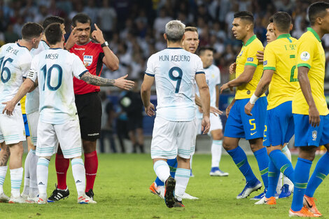 El ecuatoriano Roddy Zambrano, en el centro de las protestas durante el clásico.